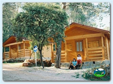 Vista general del Camping Montillana con sus instalaciones y cabañas.