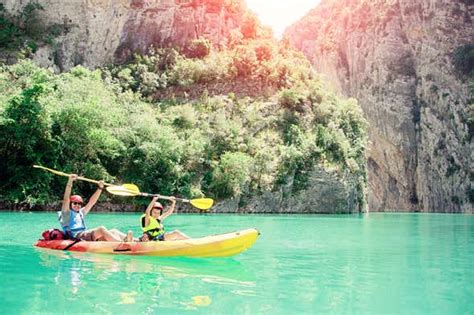 Familia disfrutando de piragüismo en el Embalse del Tranco.
