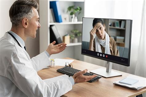 Ilustración de una matrona realizando una consulta online por videollamada