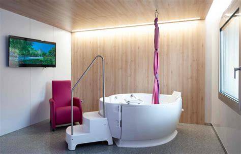 Foto de una sala de dilatación con bañera en un hospital moderno y acogedor