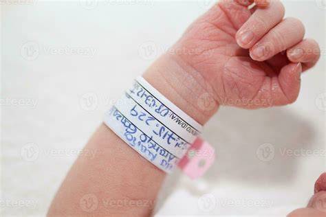 Esquema de un recién nacido con pulseras de identificación y huellas