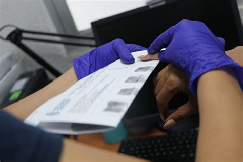Infografía del proceso de toma de huellas dactilares y plantares en neonatos