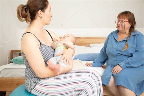 Fotografía de una consultora de lactancia ayudando a una madre.