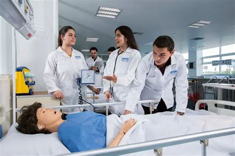 Estudiantes de enfermería practicando en un entorno simulado.