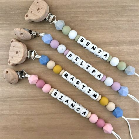 Foto de varios chupetes personalizados con nombres de bebés
