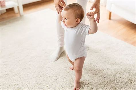 Foto de bebés aprendiendo a caminar con zapatillas Nike