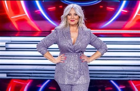 Mariola Cantarero sonriendo en un escenario.