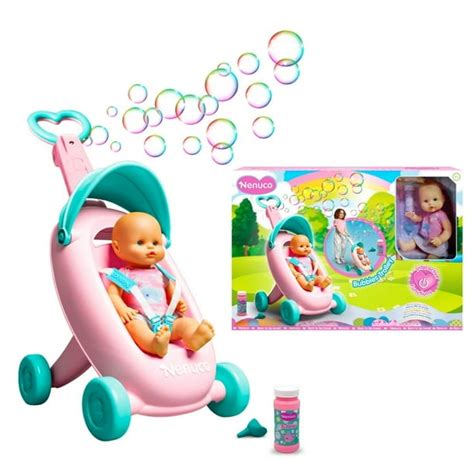 Foto de una niña paseando un muñeco Nenuco en la sillita de pompas, con burbujas alrededor
