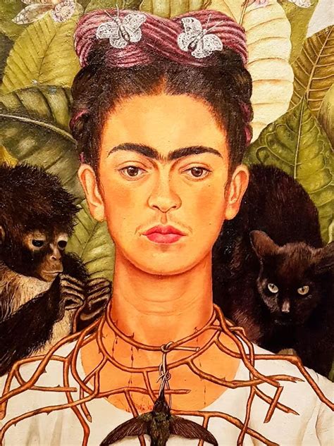 Autorretrato de artista rodeado de reproducciones en escayola, con iluminación dramática