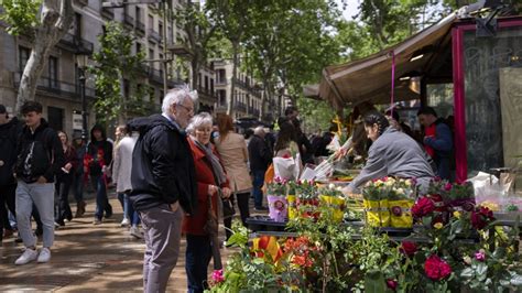 Fotografia panoràmica del festival amb públic gaudint de les parades de vi i gastronomia.