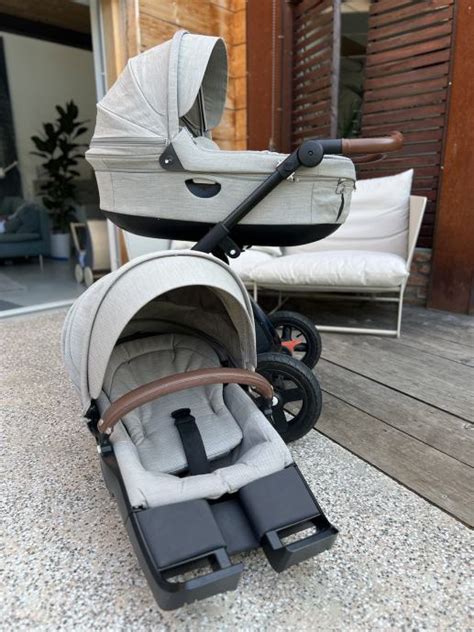 Imagen de la Stokke Trailz en un entorno natural, mostrando sus grandes ruedas todoterreno.