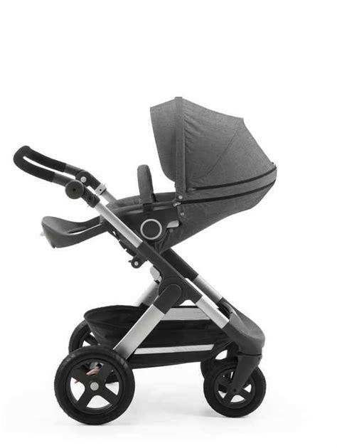 Ilustración mostrando las diferentes configuraciones de la Stokke Trailz con capazo, silla de coche y asiento.