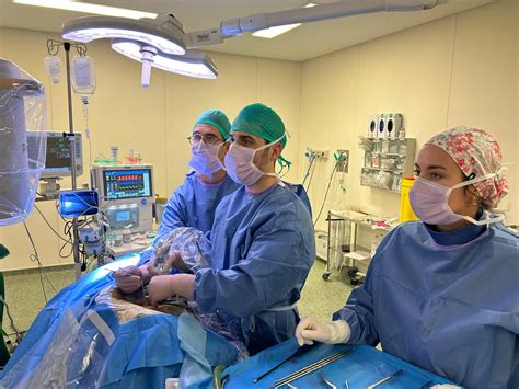 Dra. Carmen Poza del Val realizando una cirugía urológica mínimamente invasiva