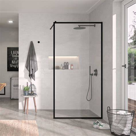 Baño moderno con mampara fija de diseño minimalista