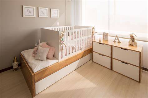 Diferentes tipos de camas para muñecas: cuna, cama con barandillas y litera