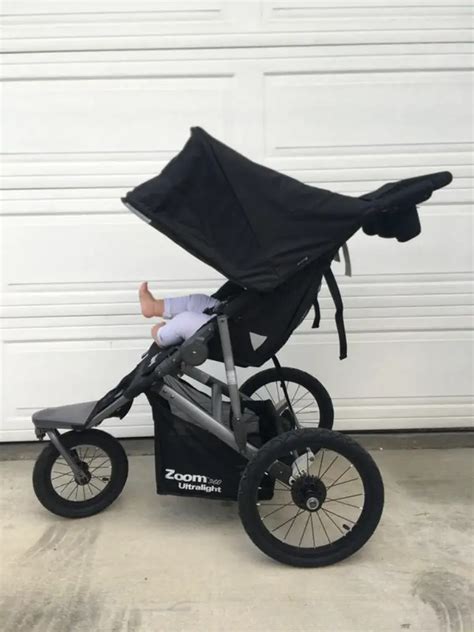 Esquema de diseño de la silla de paseo Joovy mostrando el sistema de asientos tándem