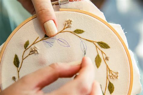 Proceso de calcar un patrón de bordado en tela