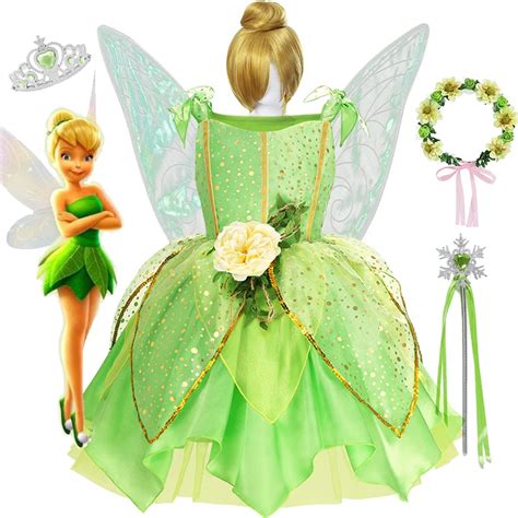 Fotografía de estudio de un bebé vestido con el disfraz de Campanilla, destacando el vestido verde, las alas y la diadema.