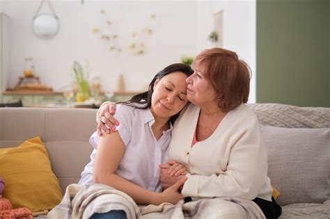 fotografía de una madre y su hija adulta conversando en un ambiente relajado