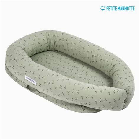 Foto del nido de colecho Ecuskids by Petite Marmotte con el bebé durmiendo
