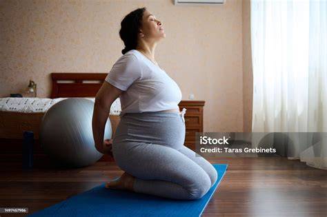Ilustración de una mujer embarazada realizando ejercicios de estiramiento y conciencia postural