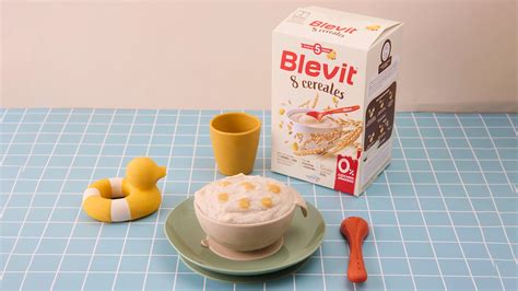 imagen de un bebé sonriente disfrutando de una papilla Blevit
