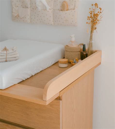 Adaptador de cambiador de madera maciza lacada en blanco sobre cómoda