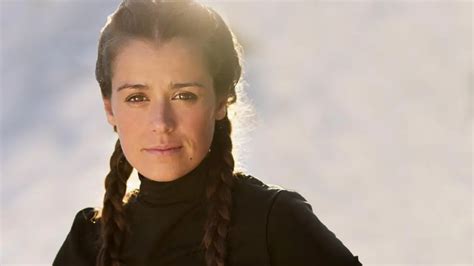 Isabel Aaiún sonriendo y sosteniendo un micrófono