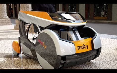 Vehículo Italdesign Moby para silla de ruedas en entorno urbano