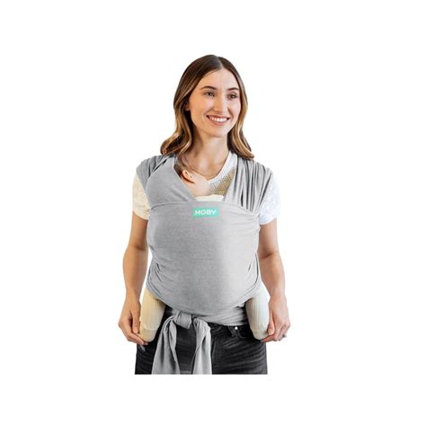 Madre portando a su bebé en un fular Moby Wrap