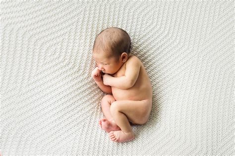 Bebé recién nacido en posición fetal