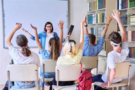 Aula de estudio con alumnos y profesor interactuando