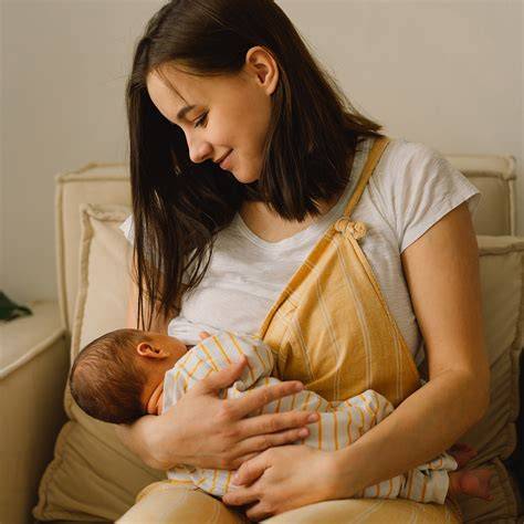 Foto de una madre amamantando a su bebé en una posición adecuada para evitar atragantamientos