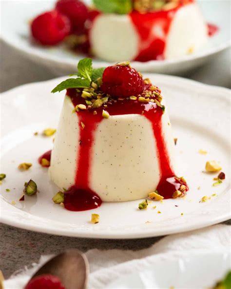 Plato de Panna Cotta con diferentes toppings y frutas