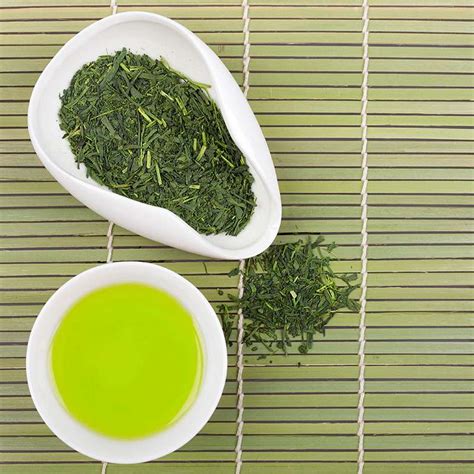 Foto de tazas de té sencha y hojicha con hojas de té