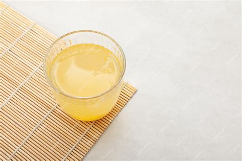 Foto de té de yuzu con fruta de yuzu