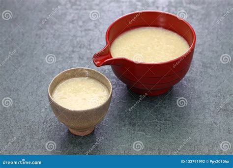 Foto de amazake, caliente o frío en un tazón tradicional