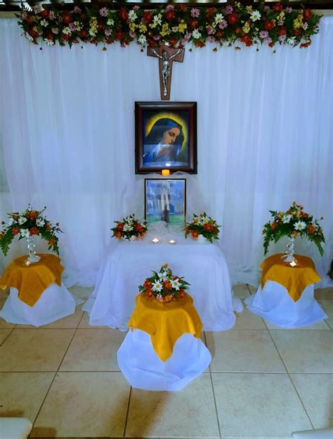 Altar sencillo con vela, flor y objeto significativo en un ambiente sereno para el reconocimiento de la pérdida