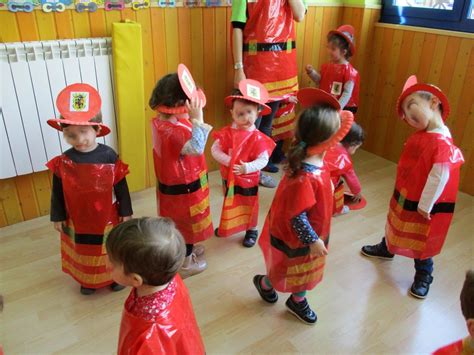 Niños disfrazados de médicos o bomberos, participando en un juego de rol educativo