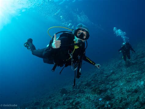 Fotografía de un equipo de buceo recuperando una caja negra sumergida