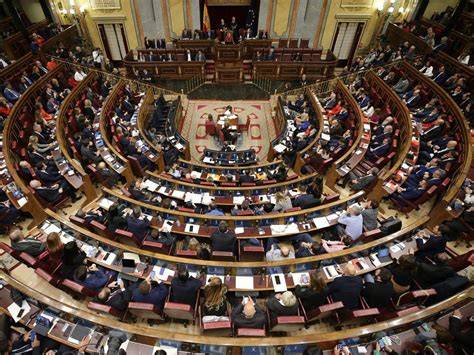 Foto panorámica de un congreso con muchos asistentes, ponentes y carteles