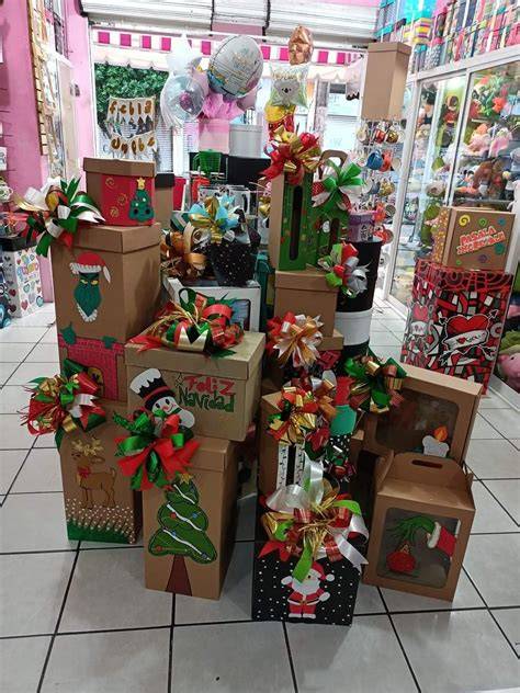 cajas de regalos envueltos listos para una campaña solidaria para niños