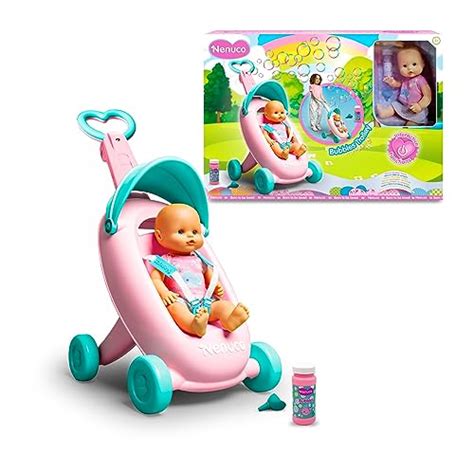 Imagen de una sillita de coche de juguete para muñecos Nenuco, con el muñeco sentado y abrochado