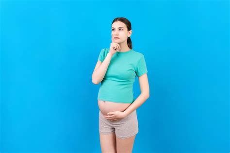 Foto temática de una mujer embarazada pensativa