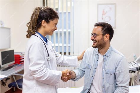 Foto de una clínica de fertilidad moderna o personas consultando a un médico