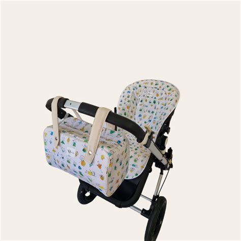 Bebé cómodo en silla de paseo con colchoneta vibrante
