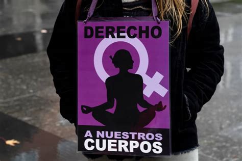 Una joven lleva una pancarta con el lema «derecho a nuestros cuerpos» durante la concentración en Santander por un aborto legal y seguro en el día de la legalización y despenalización del aborto.