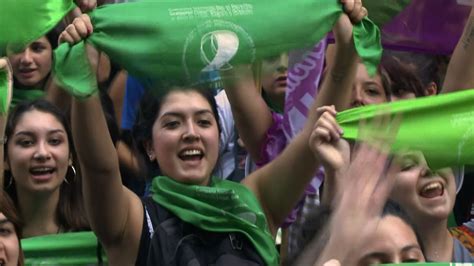 Una mujer joven con un pañuelo verde durante la manifestación del 28 de septiembre, día de acción por el acceso al aborto legal y seguro.