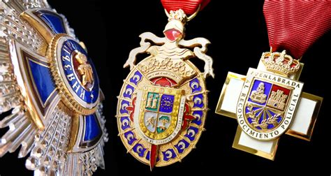 Ilustración de las condecoraciones militares Medalla de Campaña y Cruces Rojas al Mérito Militar