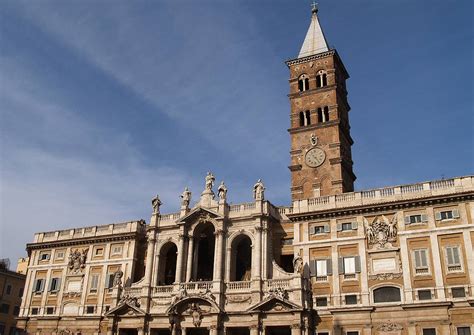 Fotografía panorámica de la fachada de la Basílica de Santa María la Mayor en Roma